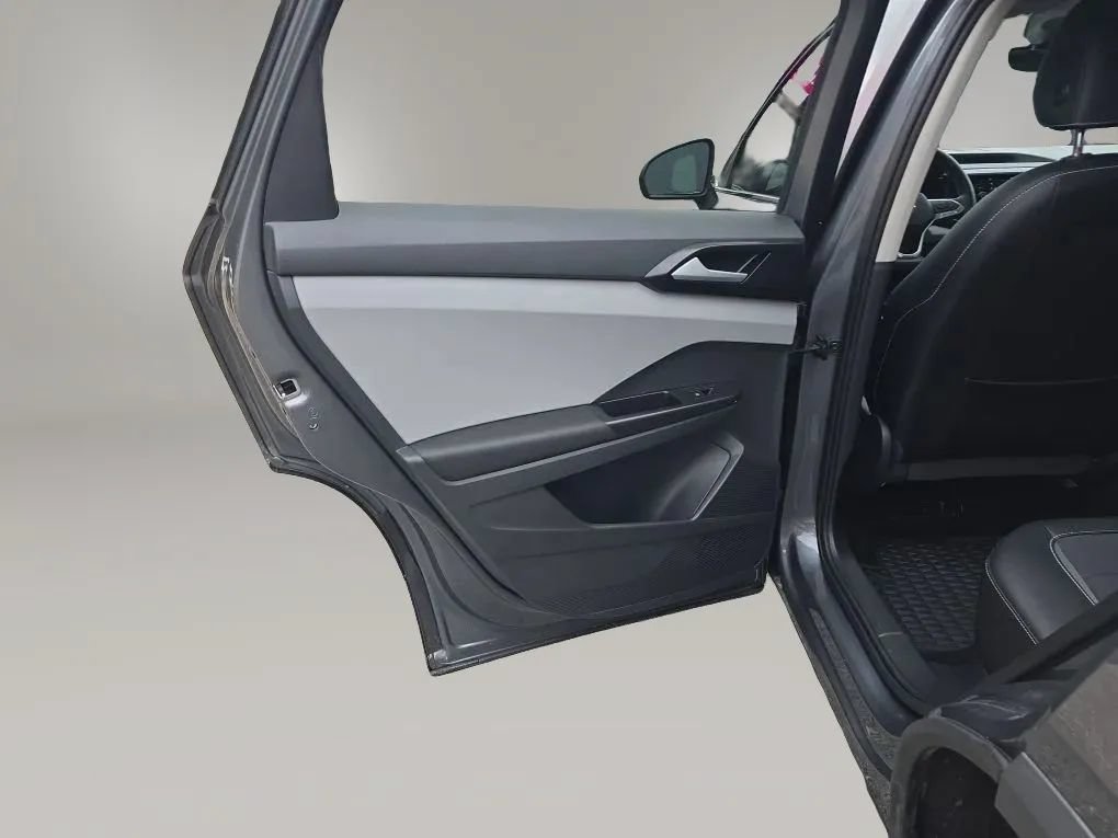 Used 2023 Volkswagen Taos SE w/ Panoramic Sunroof Package FWD image 44