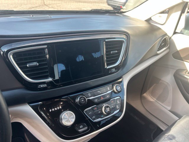 Used 2017 Chrysler Pacifica Touring-L Plus FWD image 12
