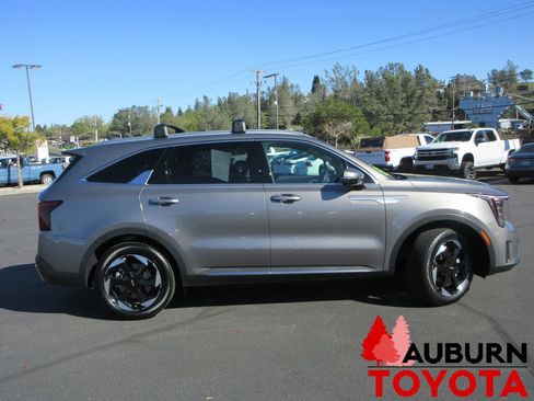 Used 2025 Kia Sorento SX Prestige image 2