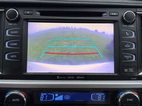 Used 2019 Toyota Highlander XLE AWD/4WD image 3