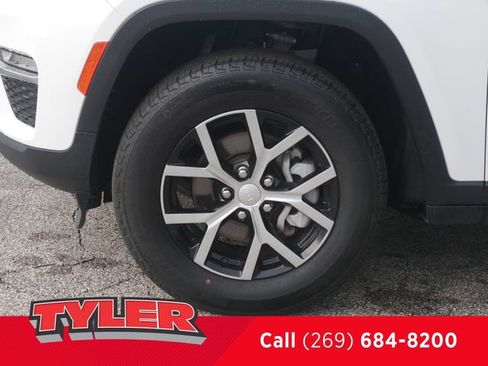 Certified 2024 Jeep Grand Cherokee Limited AWD/4WD image 41