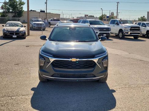 Used 2025 Chevrolet Trax LT FWD image 3