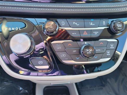 Certified 2024 Chrysler Pacifica Touring-L image 26