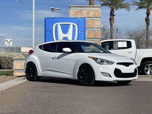 Used 2013 Hyundai Veloster w/ Style Pkg image 4