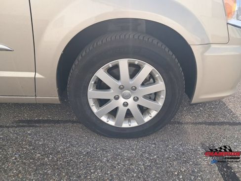 Used 2013 Chrysler Town & Country Touring FWD image 14