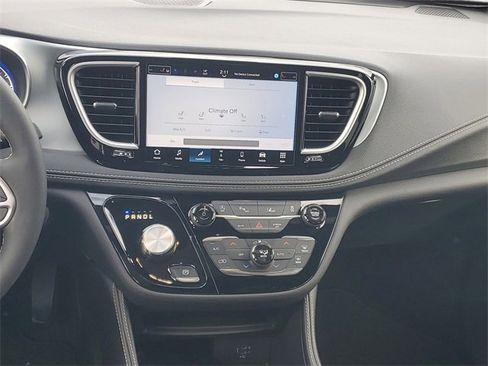 New 2026 Chrysler Pacifica Limited w/ Trailer Tow Group image 15