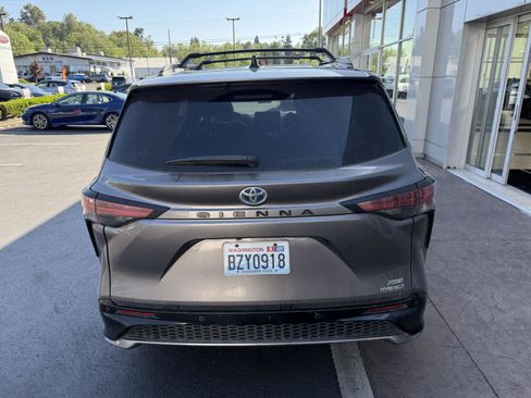 Used 2021 Toyota Sienna XSE FWD image 4