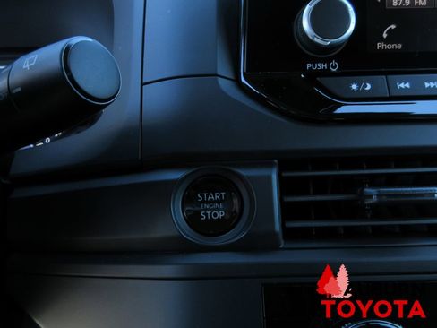 Used 2025 Nissan Pathfinder S image 16