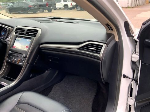 Used 2017 Ford Fusion SE w/ Equipment Group 201A FWD image 18