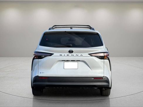 New 2026 Toyota Sienna XLE image 4
