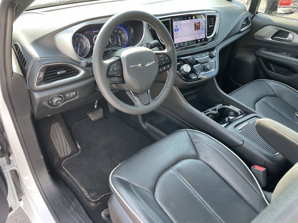 Used 2025 Chrysler Pacifica Limited FWD image 39