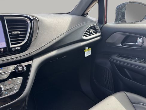 New 2026 Chrysler Pacifica Select image 14