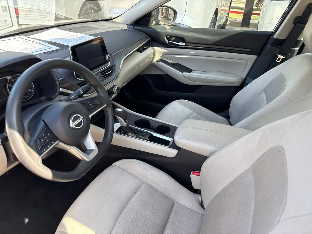 Certified 2025 Nissan Altima 2.5 SV FWD image 12