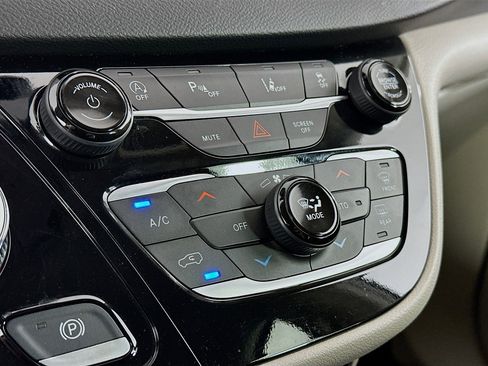 Used 2024 Chrysler Pacifica Touring-L FWD image 23