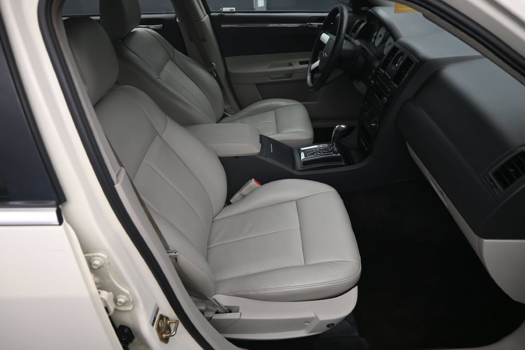 Used 2005 Chrysler 300 Touring w/ Sound Group RWD image 11