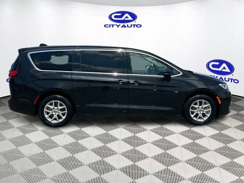 Used 2023 Chrysler Pacifica Touring-L FWD image 2
