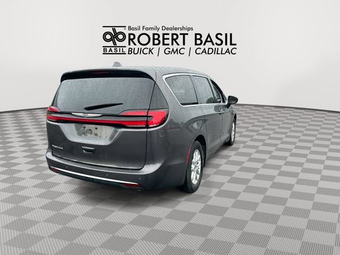 Used 2023 Chrysler Pacifica Touring-L FWD image 8