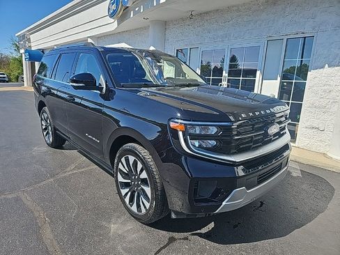 Used 2025 Ford Expedition Platinum w/ Driver's Package AWD/4WD image 2