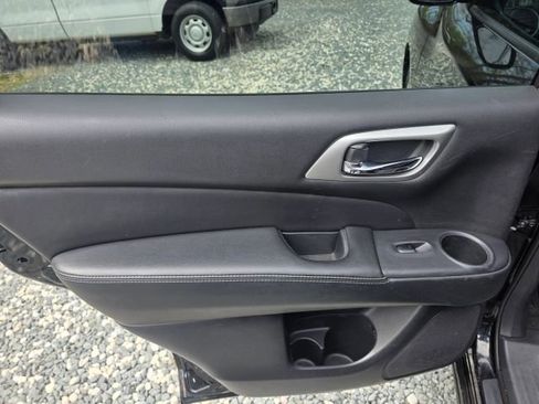 Used 2015 Nissan Pathfinder Platinum image 17