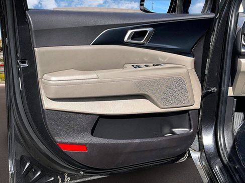 Used 2025 Kia Carnival LX image 21