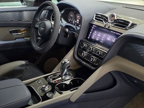 Used 2022 Bentley Bentayga image 26