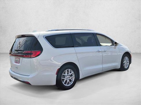 Used 2021 Chrysler Pacifica Touring-L FWD image 4
