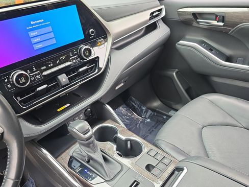 Used 2023 Toyota Highlander Limited image 22