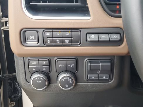 Used 2024 Chevrolet Suburban High Country w/ Premium Package image 23