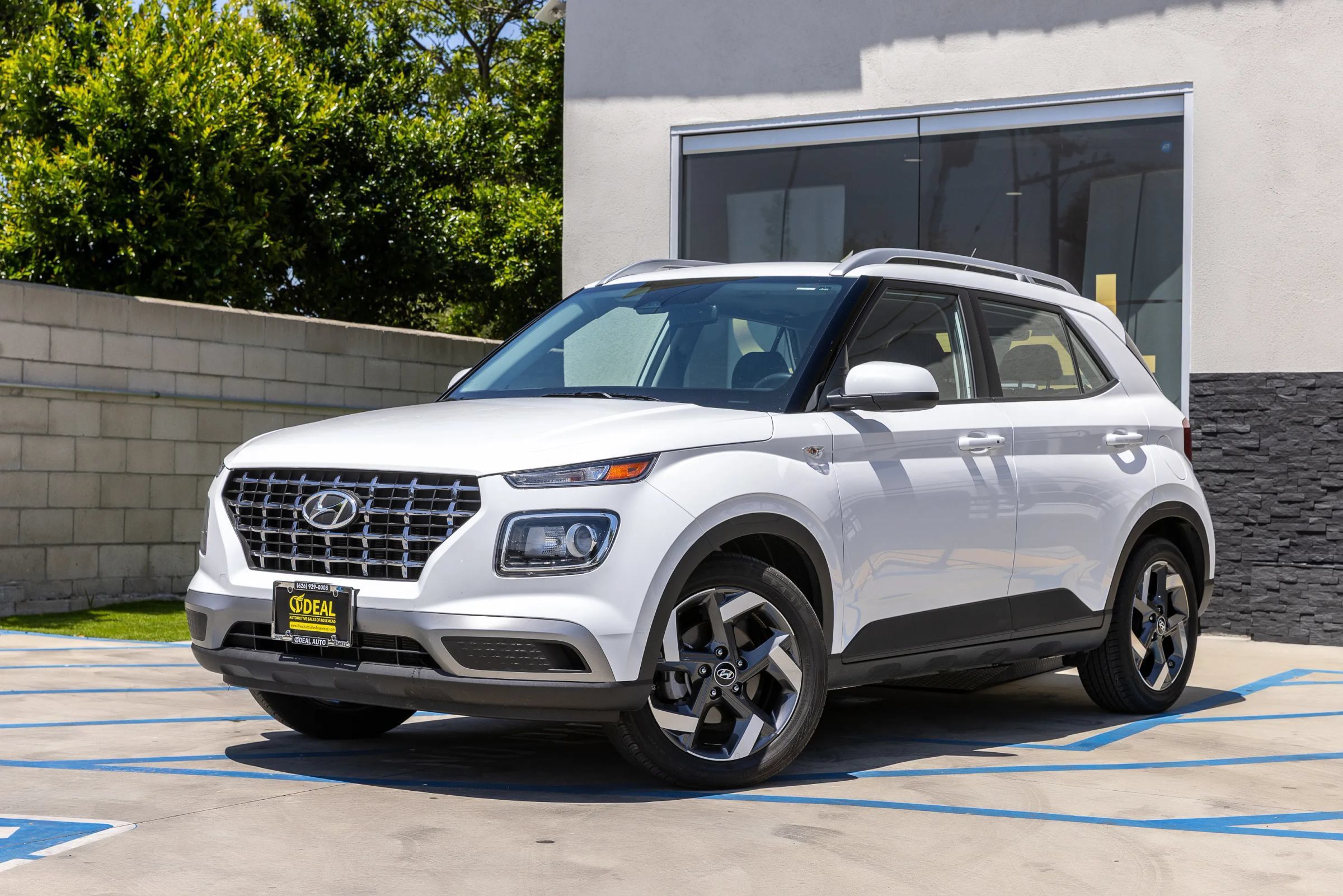 Used 2025 Hyundai Venue SEL FWD image 5