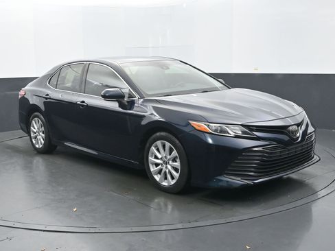 Used 2018 Toyota Camry LE image 7