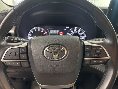 Used 2023 Toyota Highlander LE FWD image 17