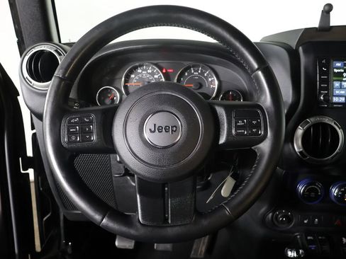 Used 2016 Jeep Wrangler Unlimited Sahara w/ Connectivity Group AWD/4WD image 30
