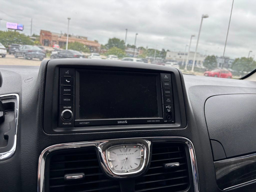 Used 2013 Chrysler Town & Country Touring FWD image 15