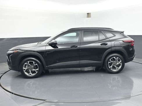 Used 2025 Chevrolet Trax LT w/ LT Convenience Package FWD image 4