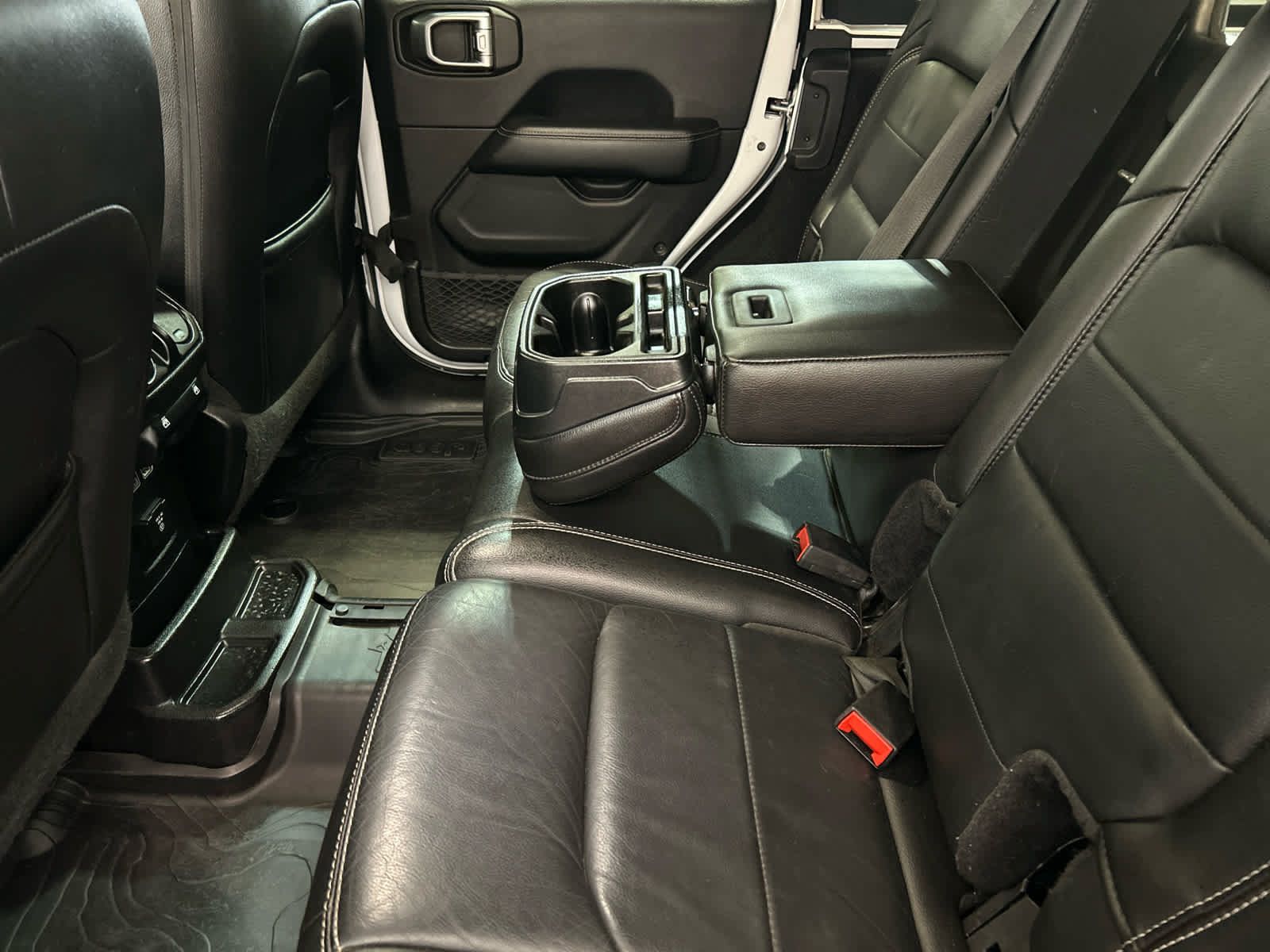 Used 2019 Jeep Wrangler Unlimited Sahara AWD/4WD image 5