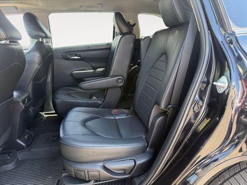 Used 2022 Toyota Highlander XLE AWD/4WD image 13