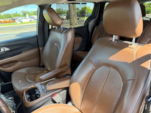Used 2019 Chrysler Pacifica Limited w/ Tire & Wheel Group FWD image 16
