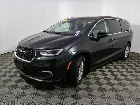 Used 2024 Chrysler Pacifica Touring-L image 5
