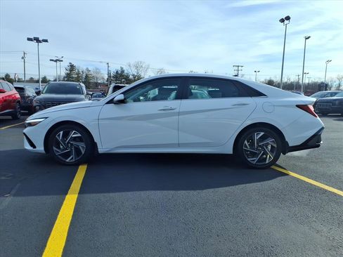 Certified 2025 Hyundai Elantra SEL image 2