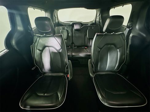 Used 2025 Chrysler Pacifica Limited image 13
