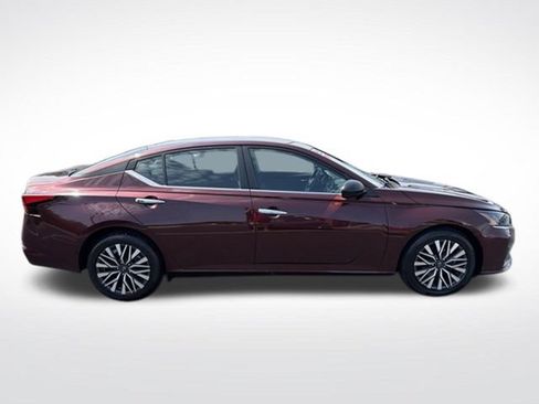 Used 2024 Nissan Altima 2.5 SV FWD image 7