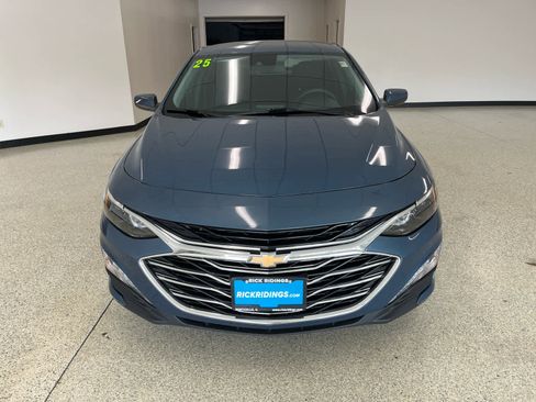 Used 2025 Chevrolet Malibu LT image 3