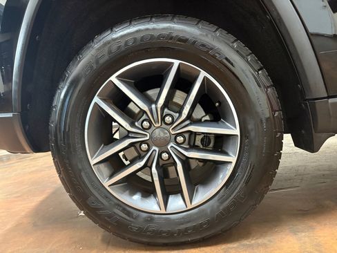 Used 2019 Jeep Grand Cherokee Limited w/ Luxury Group II RWD image 14