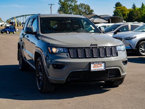 Used 2021 Jeep Grand Cherokee Laredo X image 2