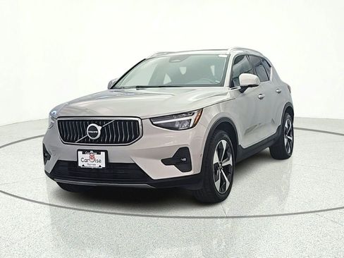 Used 2024 Volvo XC40 B5 Plus AWD/4WD image 2