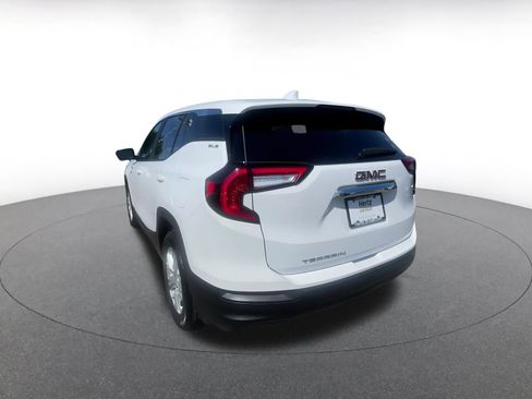 Used 2024 GMC Terrain SLE image 11