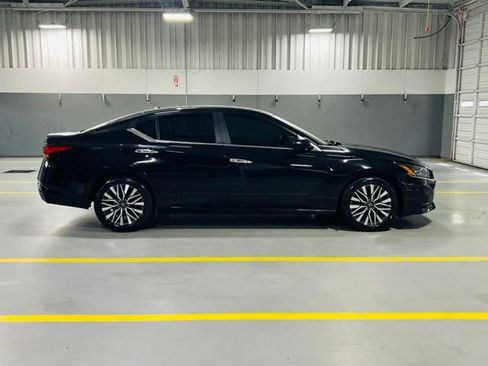 Used 2024 Nissan Altima 2.5 SV FWD image 18