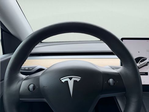 Used 2022 Tesla Model Y Long Range image 18
