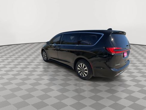 Used 2024 Chrysler Pacifica Limited FWD image 6