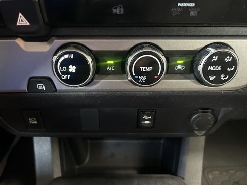 Used 2017 Toyota Tacoma SR5 w/ Tow Package RWD image 19